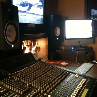 Mixing console and monitors in the recording studio